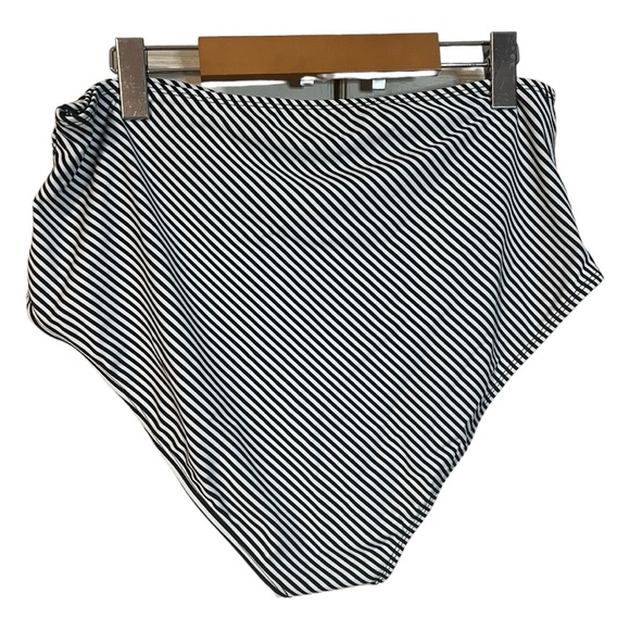 A Cupshe striped bikini bottom in size 2X - Picture 5 of 6